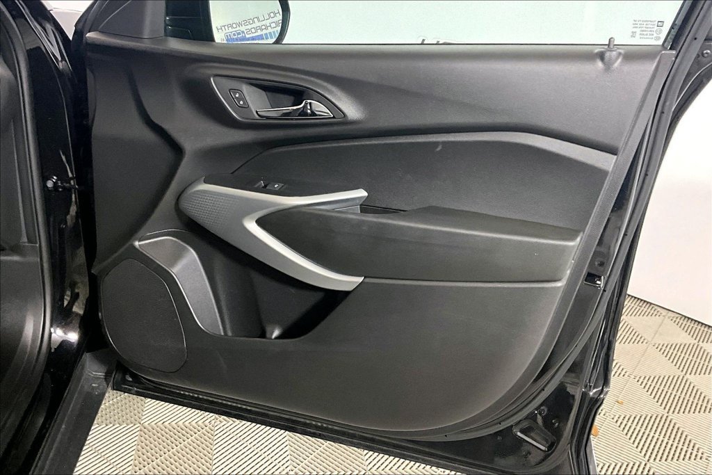 Used 2025 Chevrolet Trax LS FWD image 19
