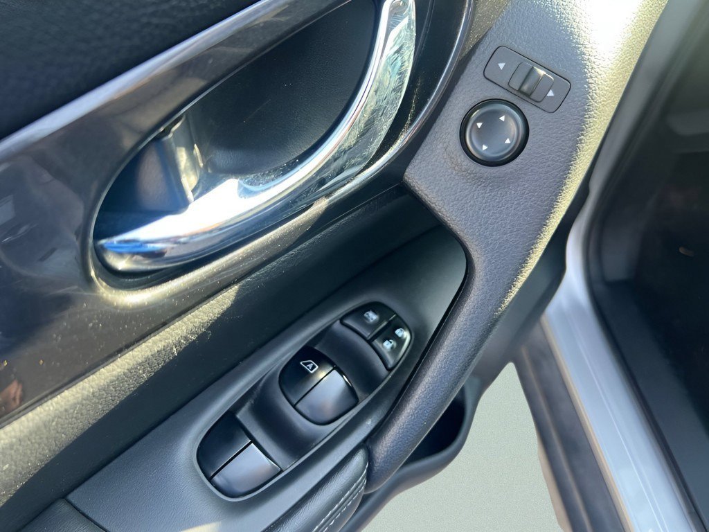 Used 2019 Nissan Rogue SV AWD/4WD image 17