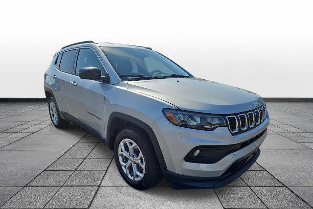 Used 2024 Jeep Compass Latitude AWD/4WD image 3