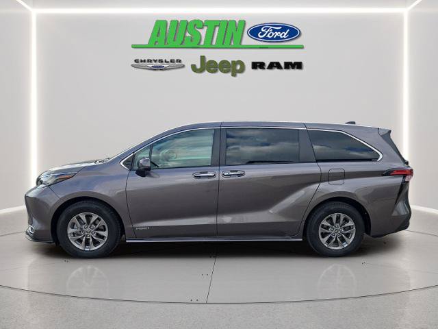 Used 2021 Toyota Sienna XLE AWD/4WD image 2