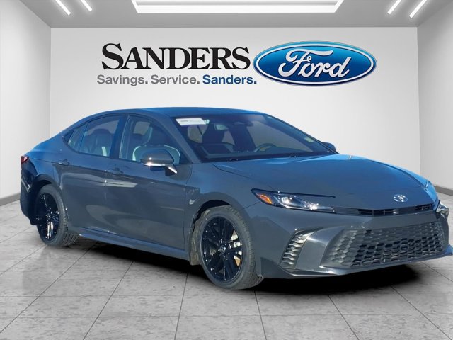 Used 2025 Toyota Camry SE FWD image 1