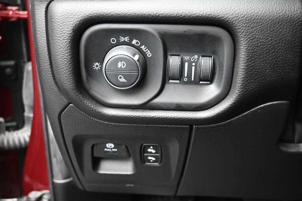 Used 2025 RAM 1500 Laramie w/ Sport Appearance Package AWD/4WD image 7