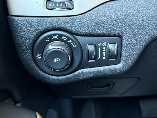 Used 2017 Jeep Cherokee Latitude w/ Safety/Convenience Group FWD image 35