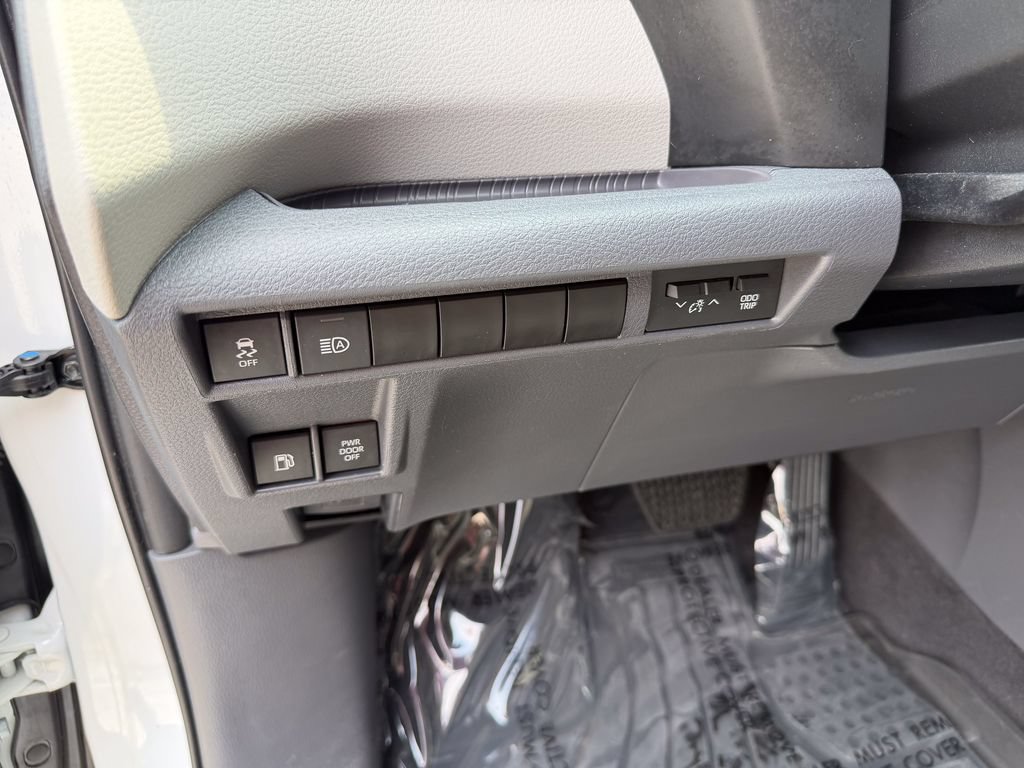 Used 2023 Toyota Sienna LE w/ LE Plus Package FWD image 11