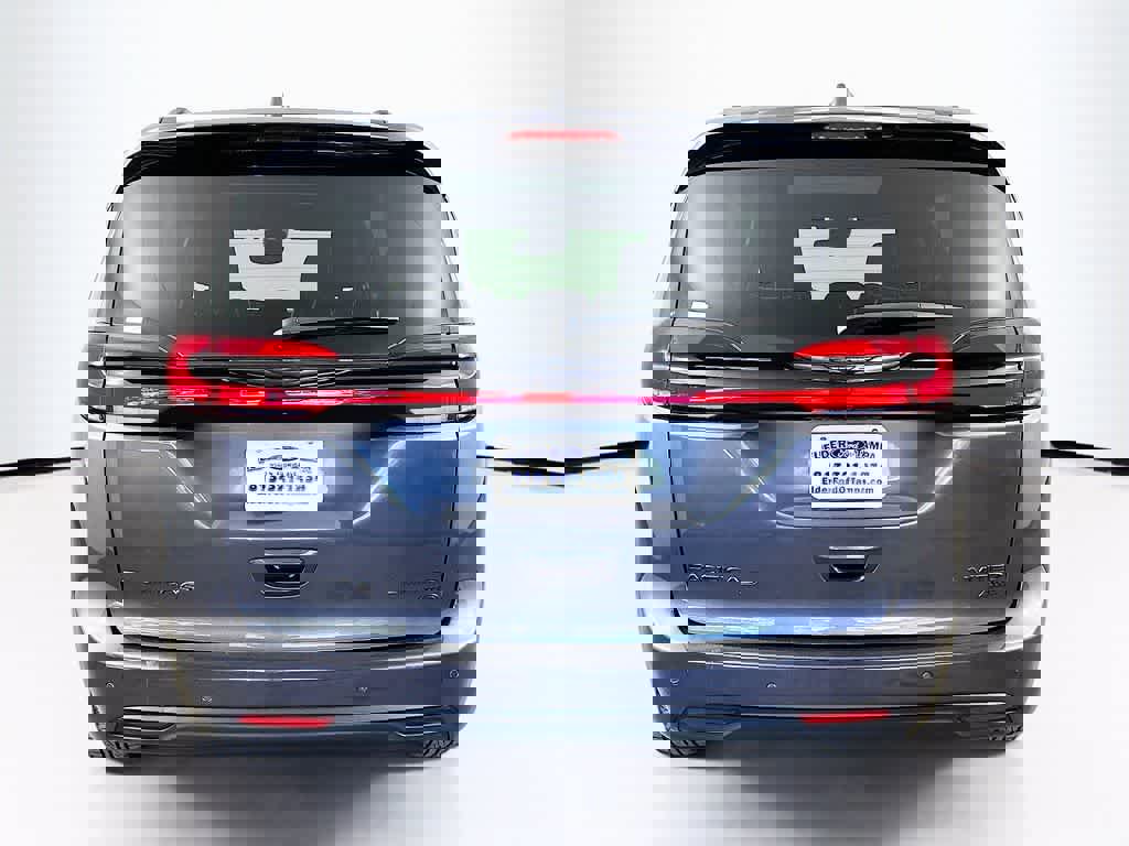 Used 2022 Chrysler Pacifica Limited w/ Uconnect Theater Family Group image 4