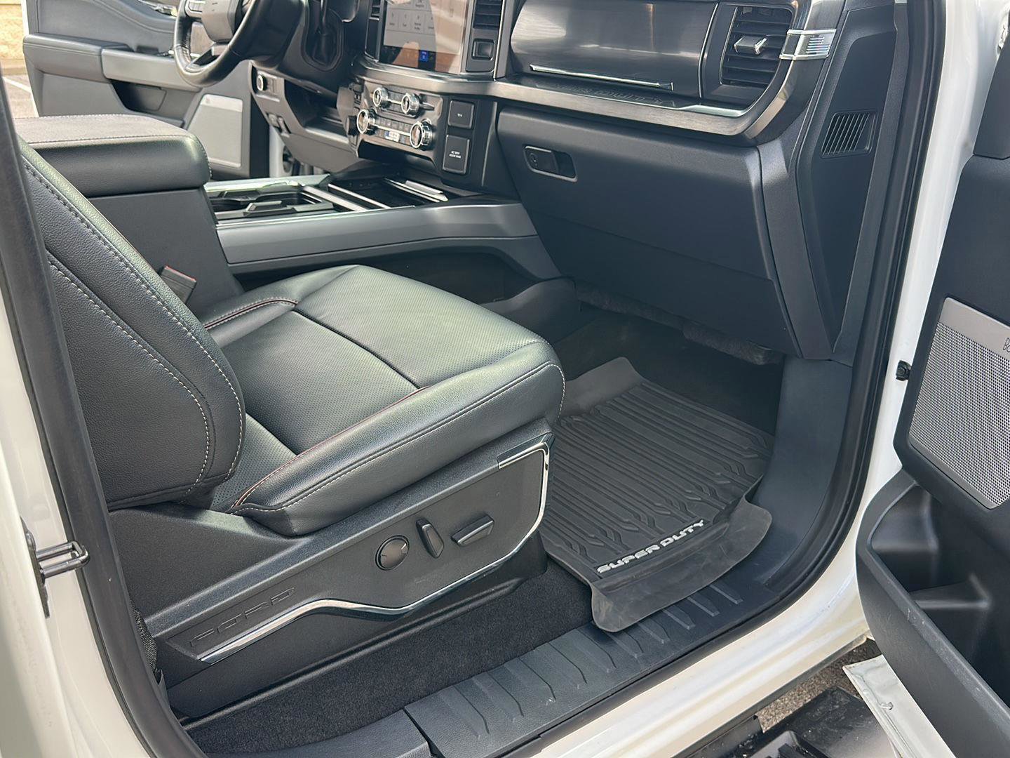 Certified 2024 Ford F250 Lariat w/ Sport Appearance Package image 27