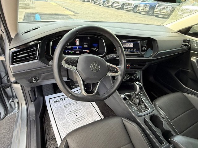 Used 2023 Volkswagen Jetta SE w/ Panoramic Sunroof Package image 9