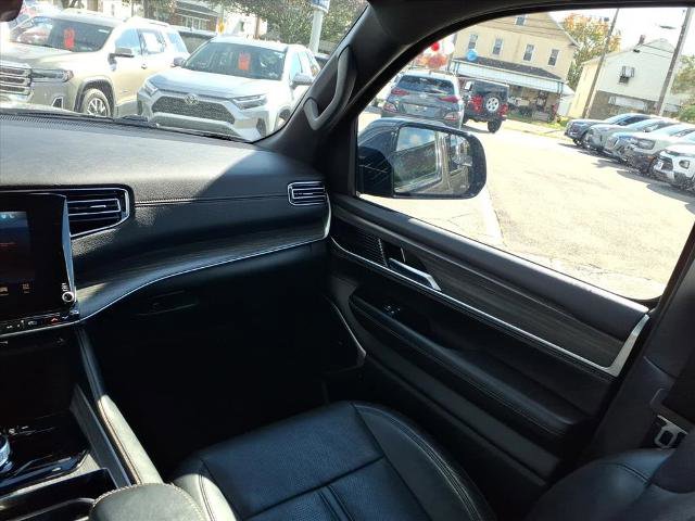 Used 2024 Jeep Wagoneer Series II w/ Flexible Seating Group image 15