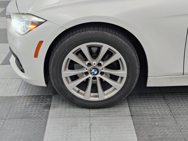 Used 2018 BMW 320i xDrive Sedan w/ Convenience Package AWD/4WD image 8