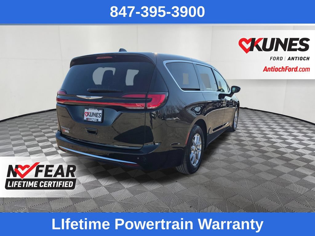Used 2024 Chrysler Pacifica Touring-L FWD image 7