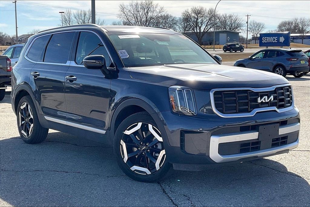 Used 2025 Kia Telluride S image 2