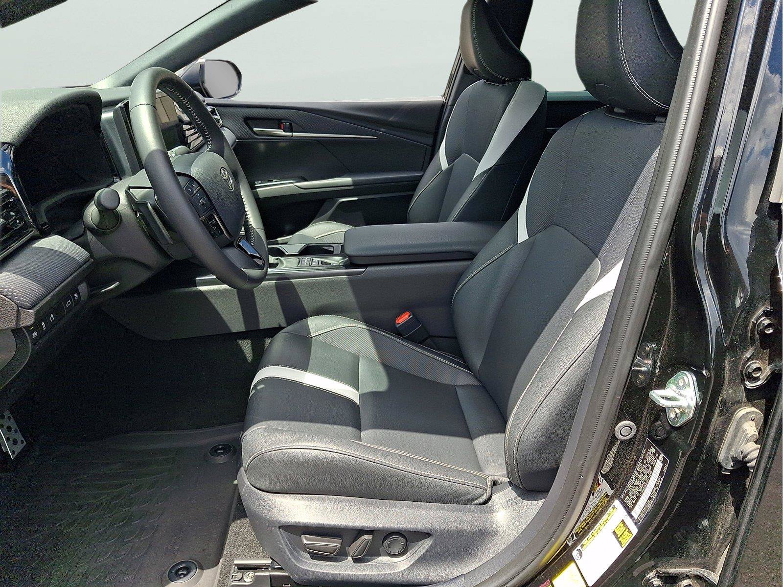 Used 2025 Toyota Camry SE FWD image 11