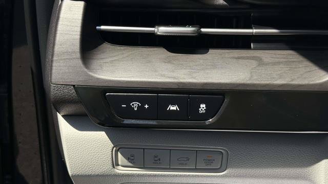 Used 2023 Kia Carnival EX FWD image 12
