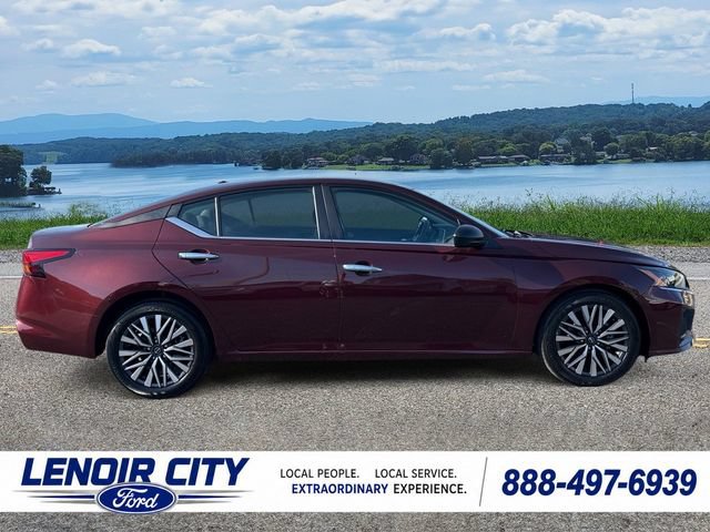 Used 2025 Nissan Altima 2.5 SV FWD image 2