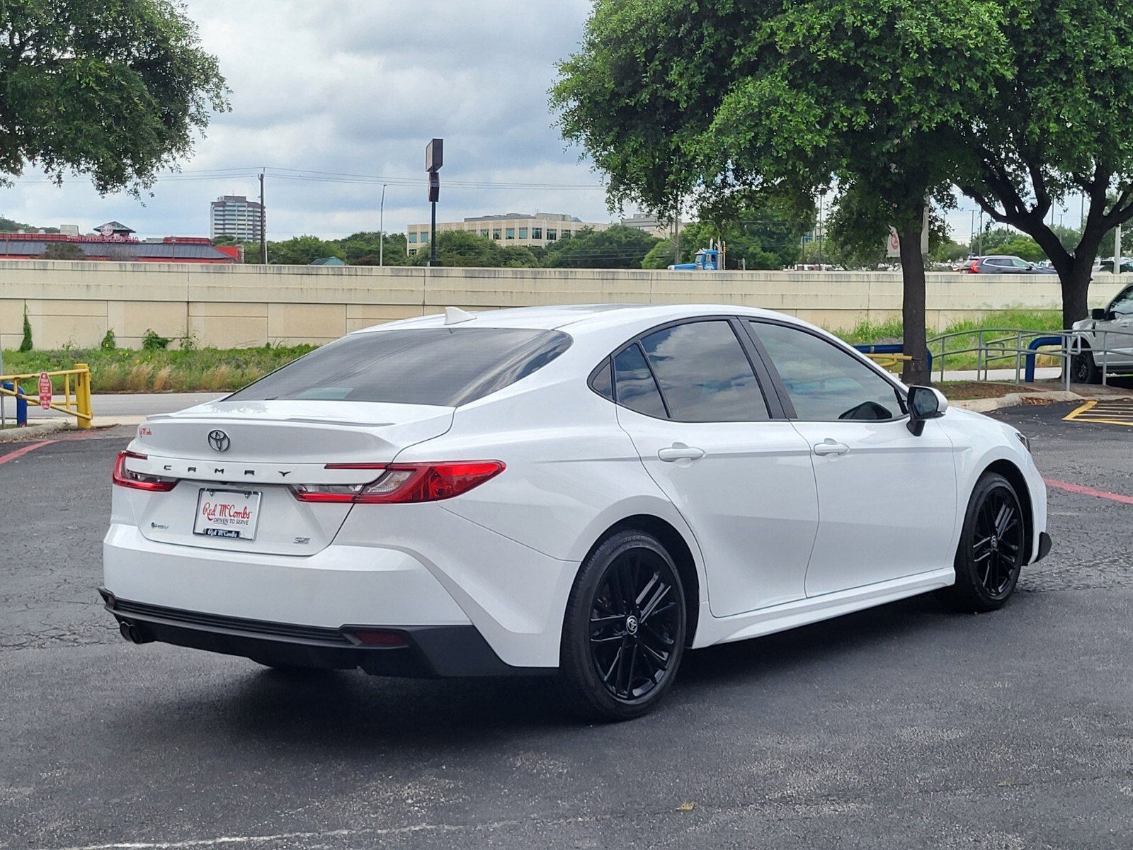Used 2025 Toyota Camry SE FWD image 4