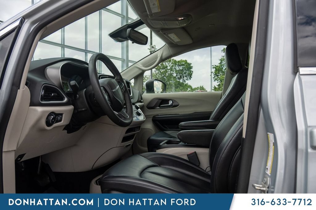 Used 2023 Chrysler Pacifica Touring-L FWD image 3