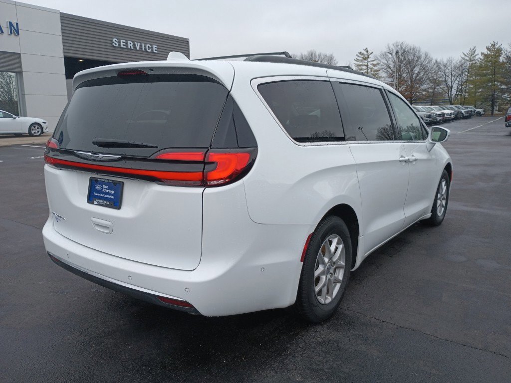 Used 2022 Chrysler Pacifica Touring-L w/ Uconnect Theater Family Group image 5