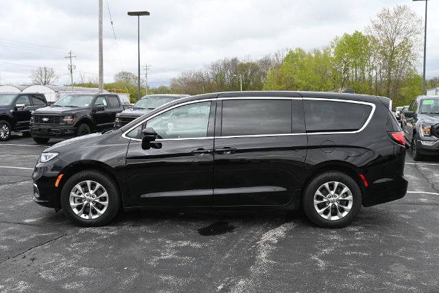 Used 2024 Chrysler Pacifica Touring-L AWD/4WD image 4