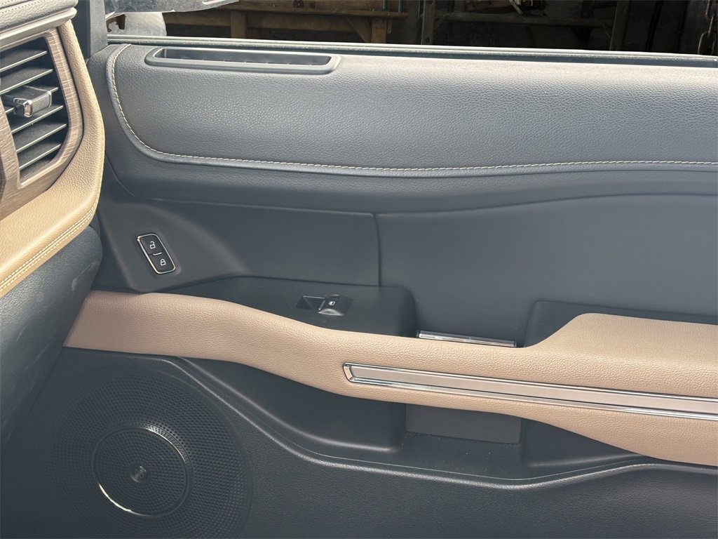 Certified 2024 Ford Expedition Limited image 37