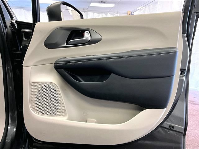 Used 2023 Chrysler Pacifica Touring-L FWD image 23