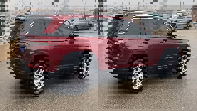 Used 2022 Jeep Grand Cherokee Limited w/ Luxury Tech Group II image 2