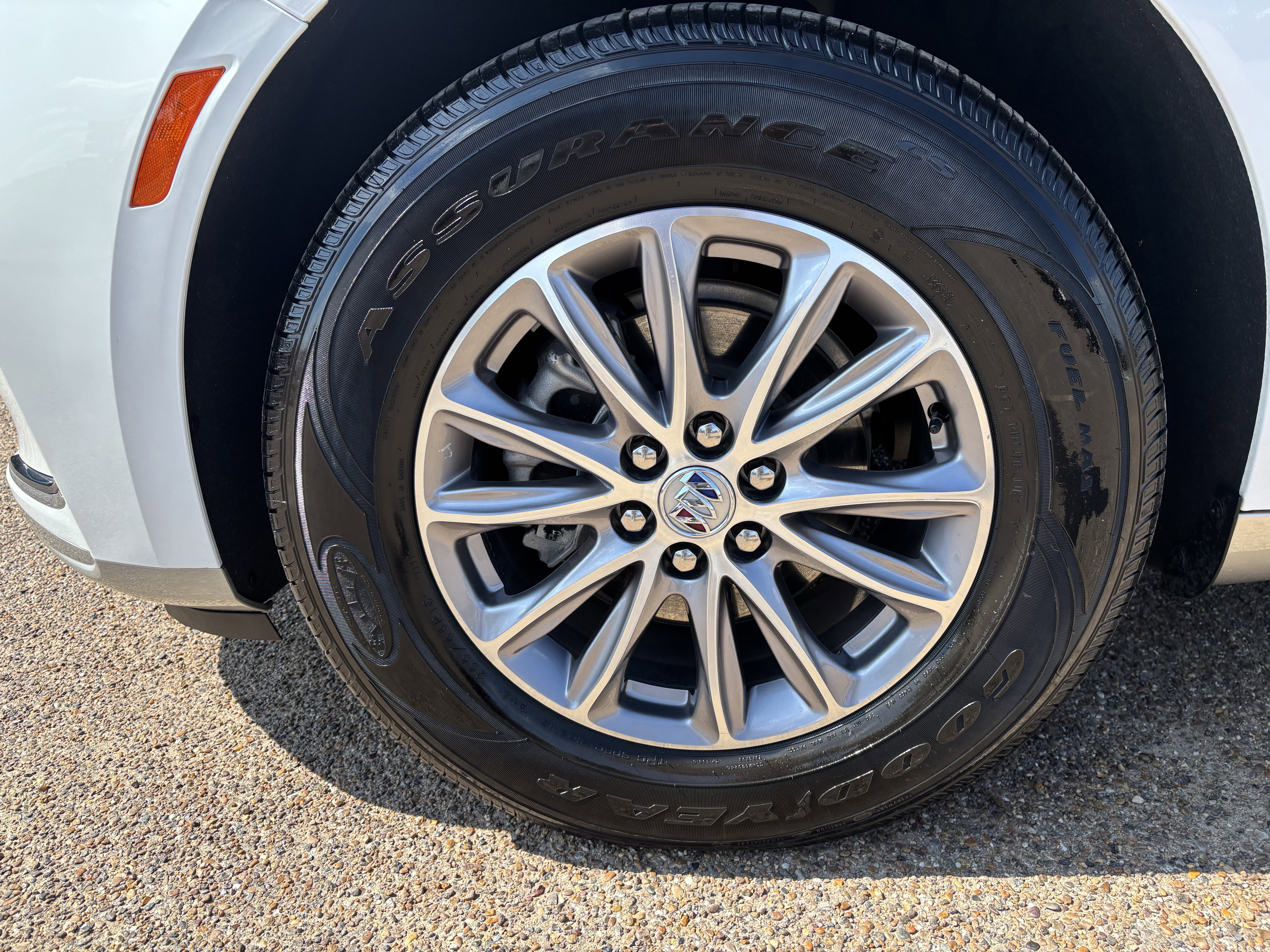 Used 2023 Buick Enclave Essence image 8