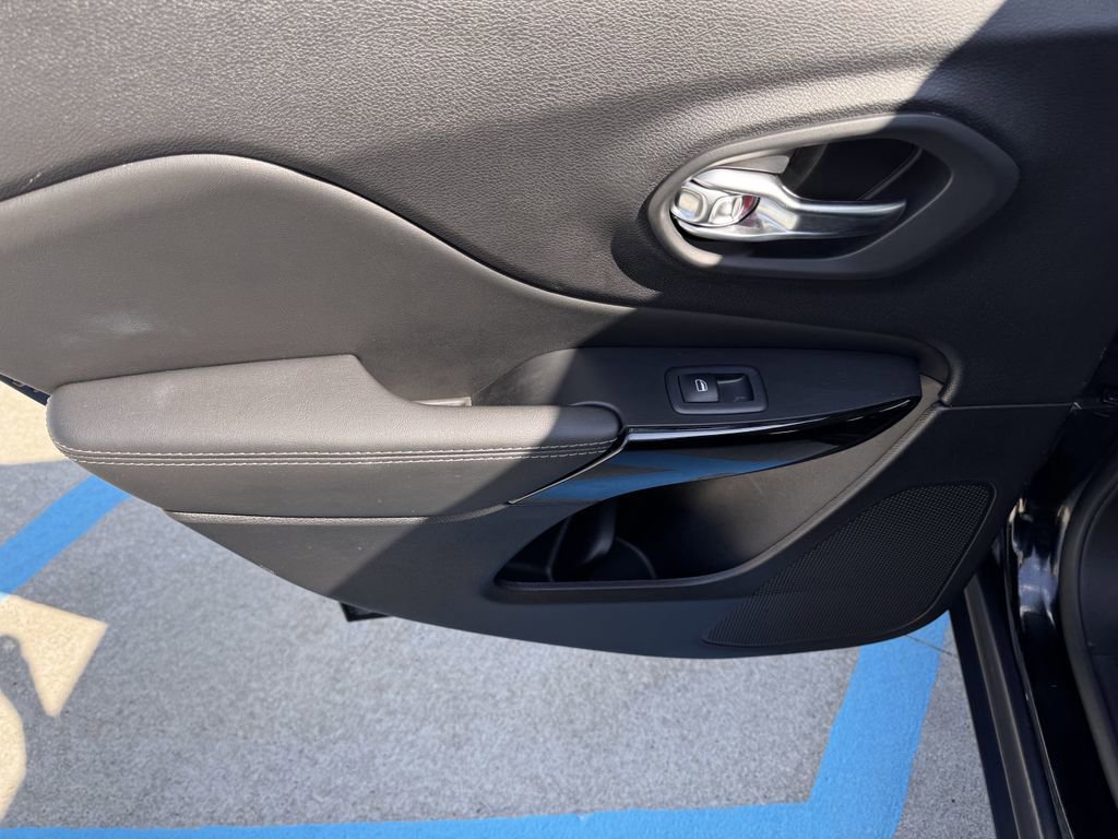 Used 2023 Jeep Cherokee Altitude Lux image 34