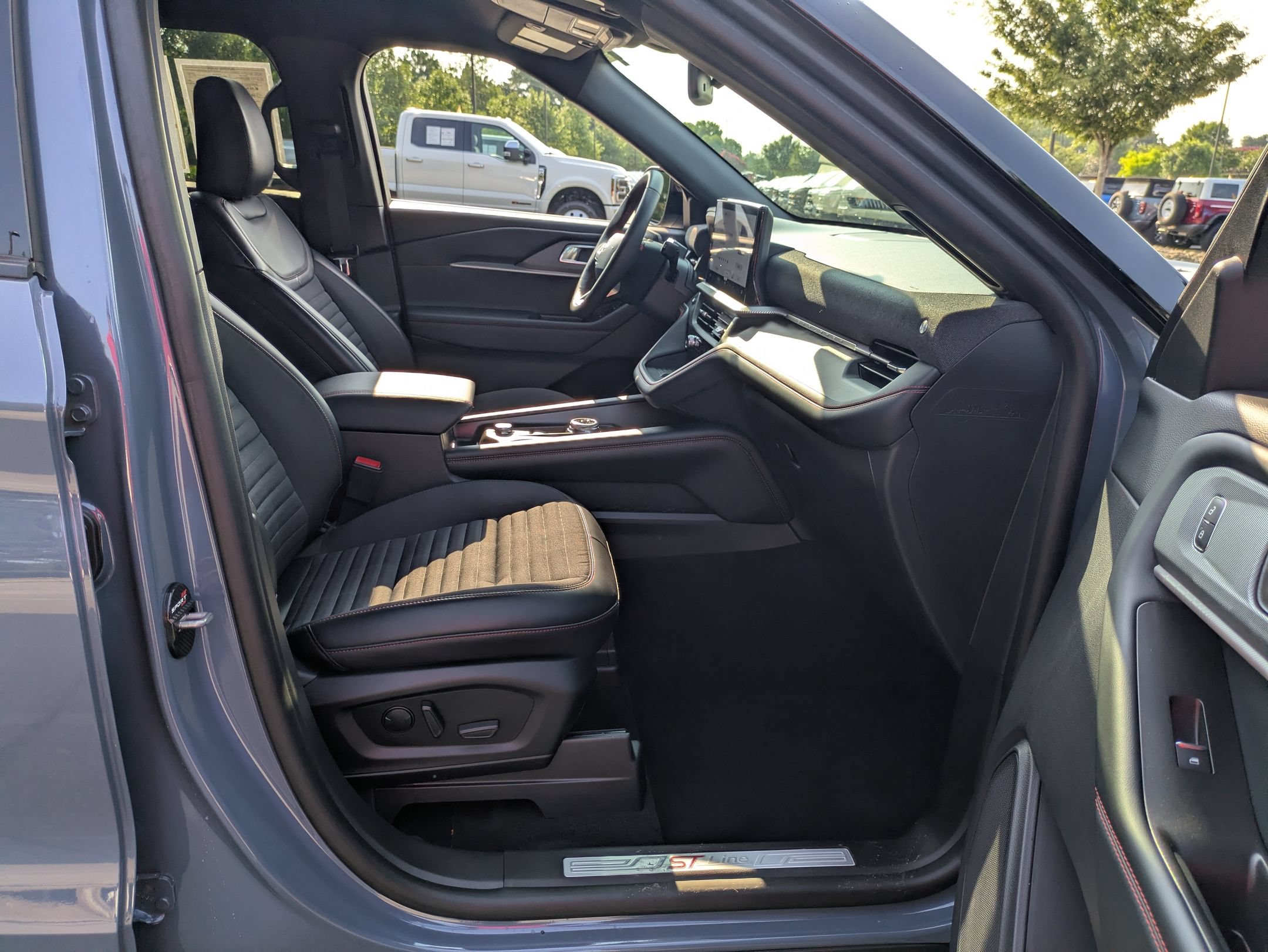 Certified 2025 Ford Explorer ST-Line w/ Premium Package AWD/4WD image 39