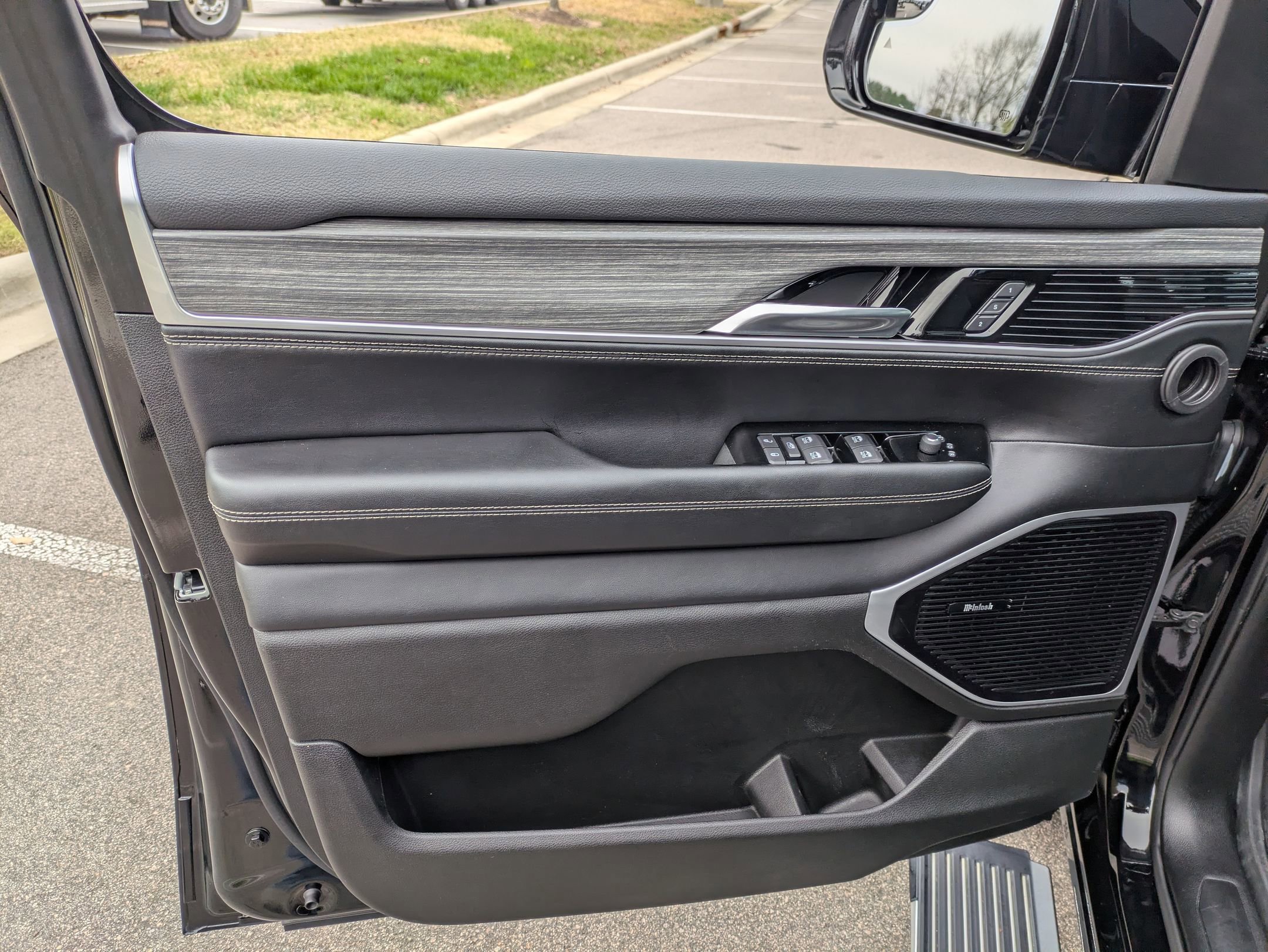 Used 2024 Jeep Wagoneer Series III w/ Premium Group I image 15