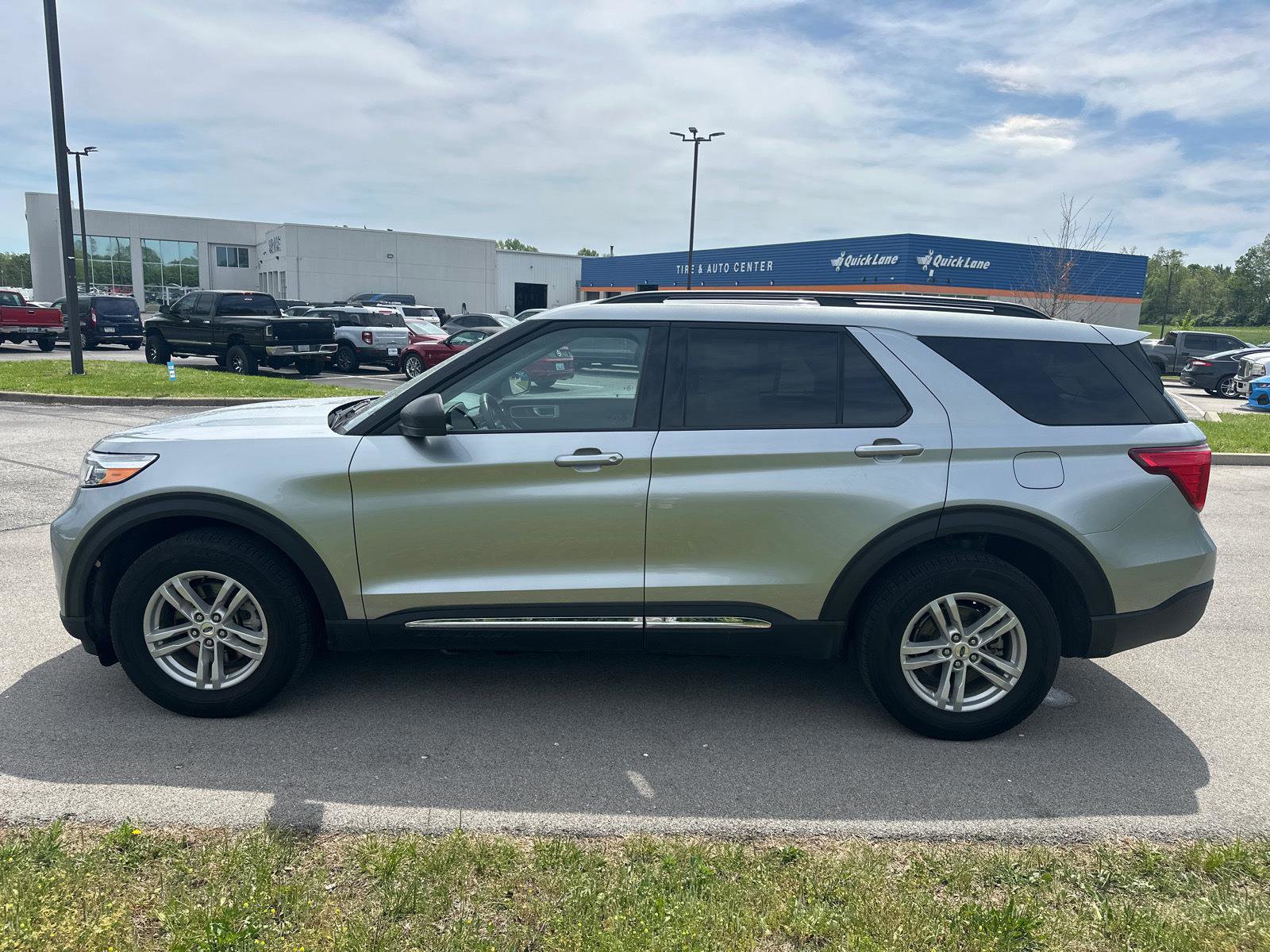Certified 2023 Ford Explorer XLT w/ Equipment Group 202A AWD/4WD image 2