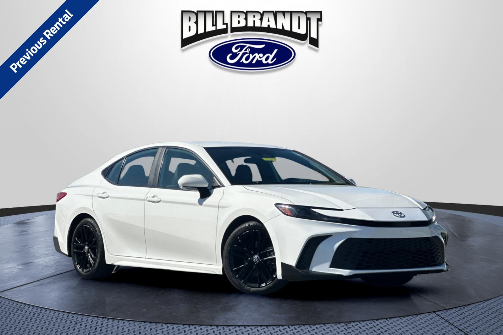 Used 2025 Toyota Camry SE FWD image 1