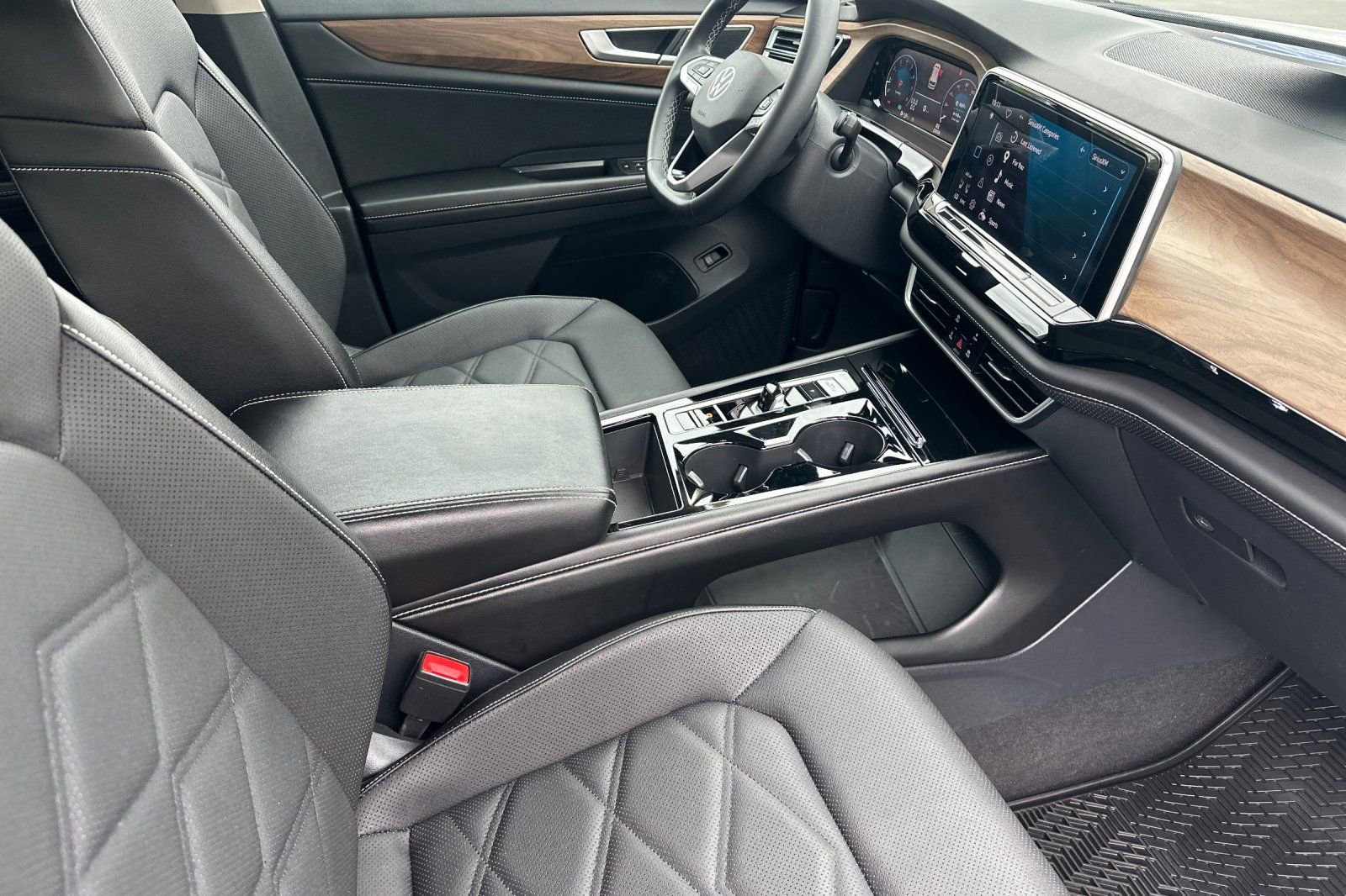 Used 2024 Volkswagen Atlas SE w/ Panoramic Sunroof Package FWD image 16