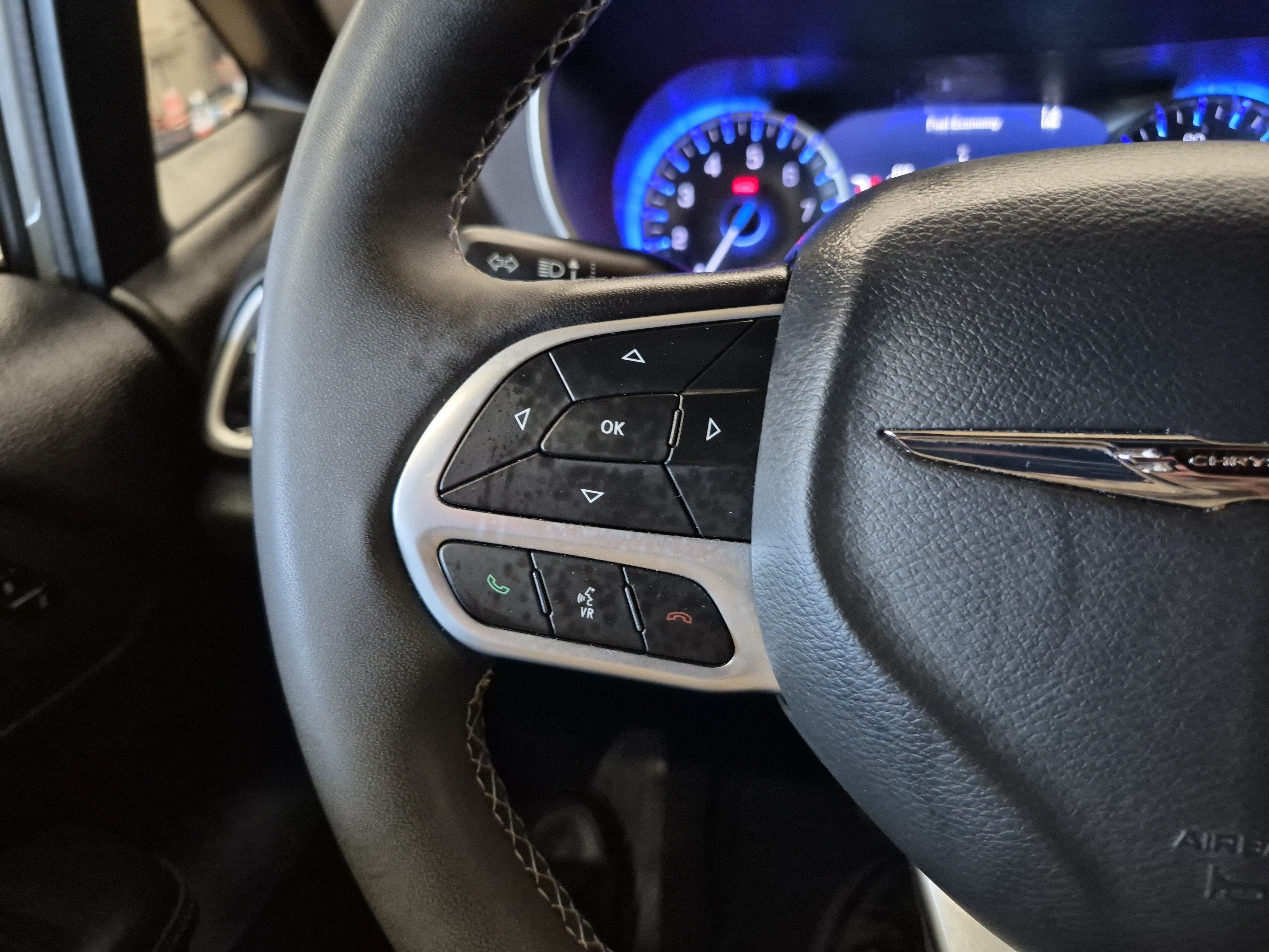Used 2025 Chrysler Pacifica Select FWD image 24