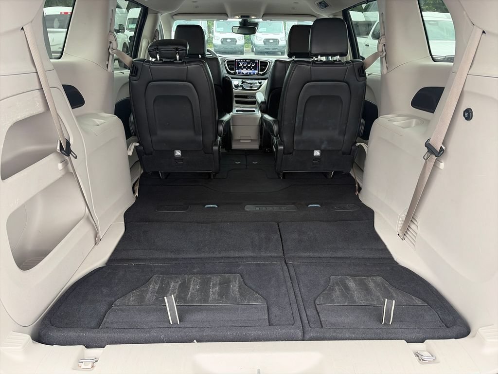 Used 2023 Chrysler Pacifica Touring-L FWD image 32