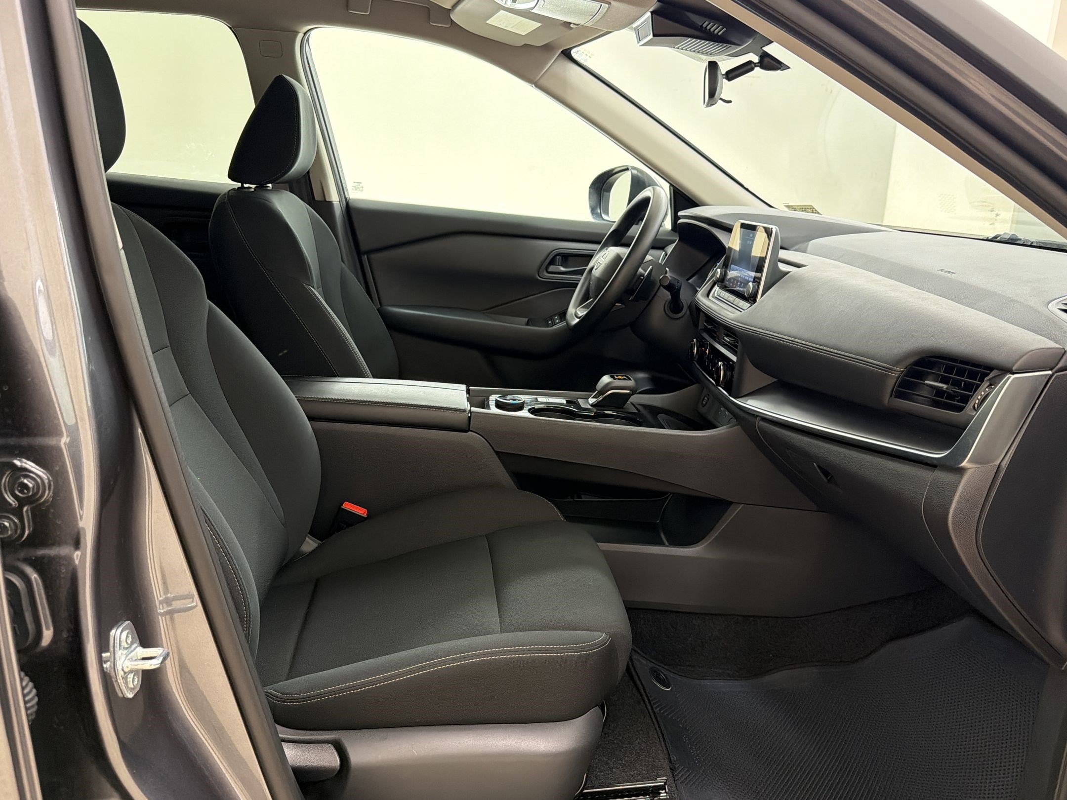 Used 2025 Nissan Rogue S AWD/4WD image 24
