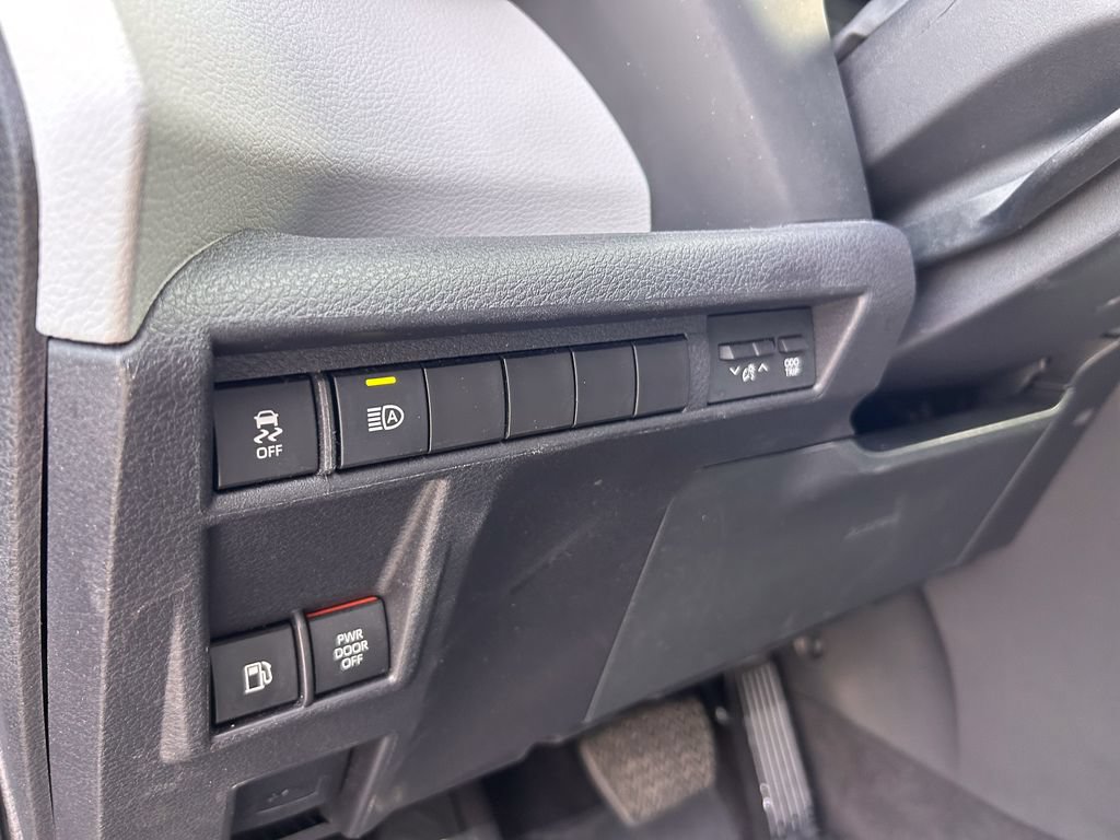 Used 2025 Toyota Sienna LE FWD image 11