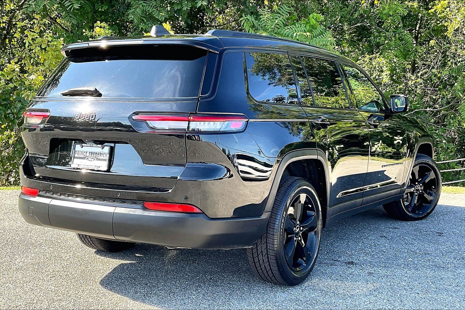 Used 2023 Jeep Grand Cherokee L Laredo AWD/4WD image 13