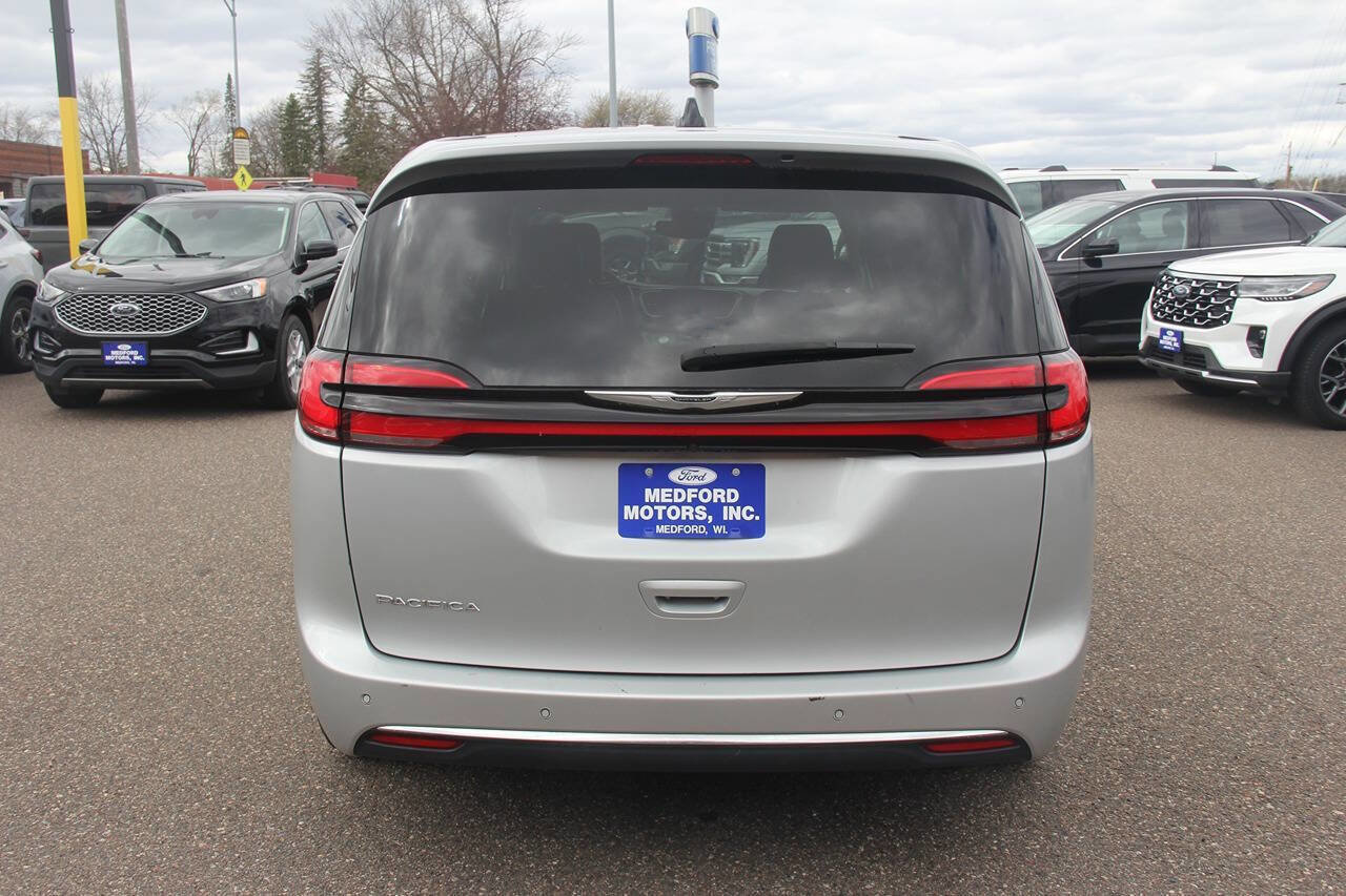 Used 2024 Chrysler Pacifica Touring-L FWD image 4
