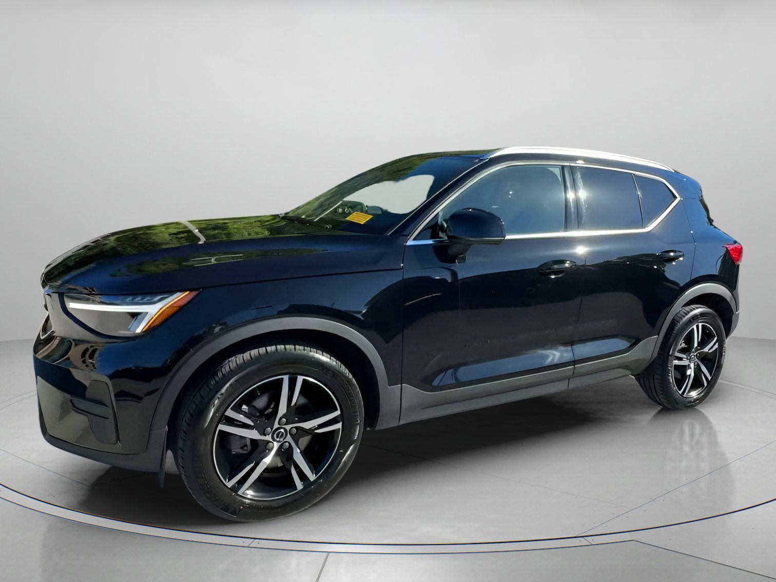 Used 2025 Volvo XC40 B5 Core image 5