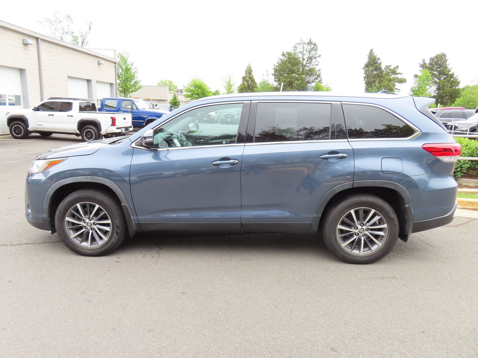 Used 2019 Toyota Highlander XLE AWD/4WD image 8