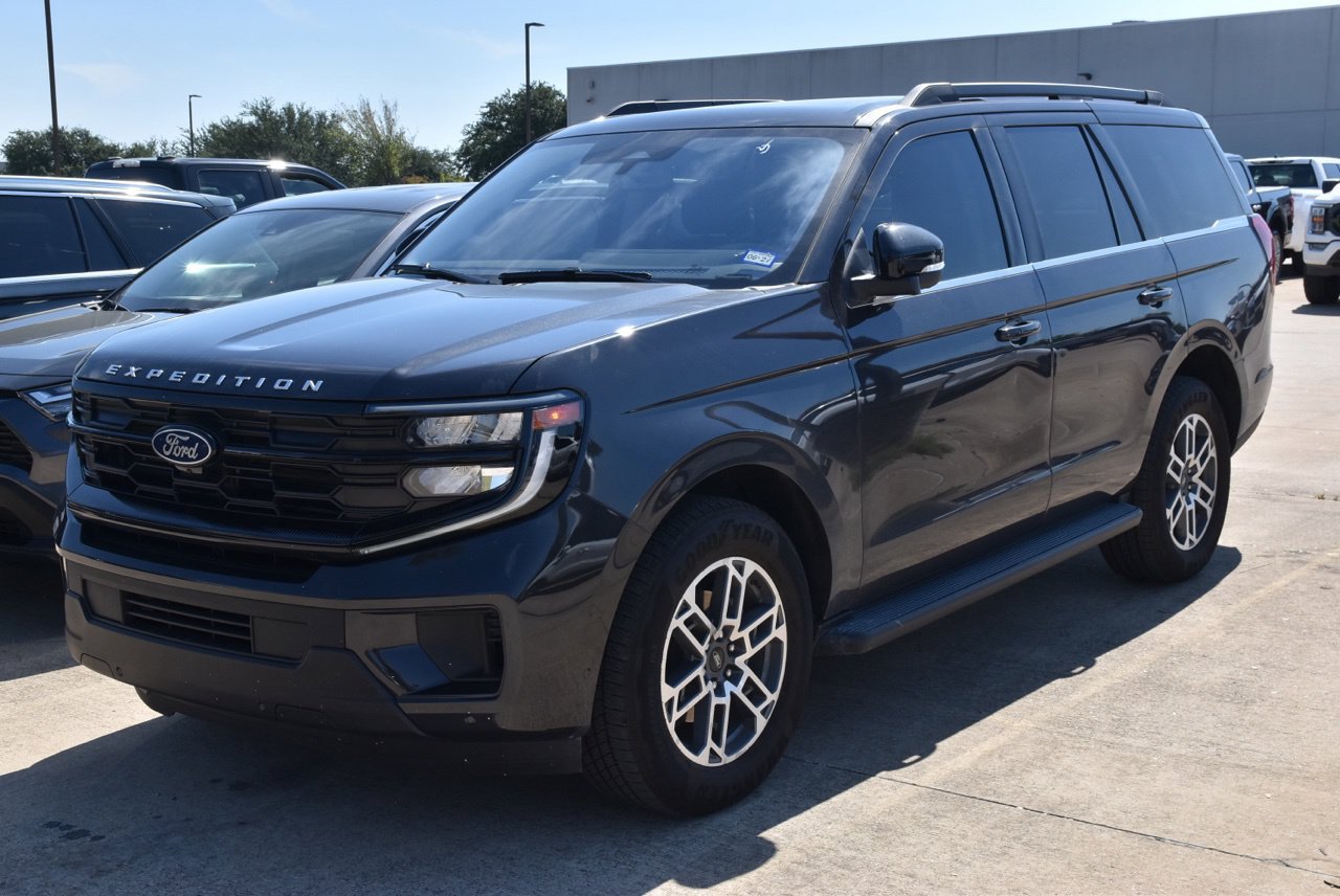 Certified 2025 Ford Expedition Active RWD image 2