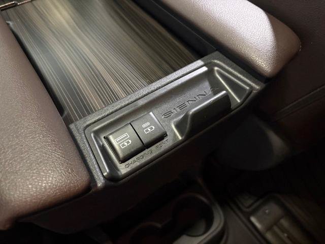 Used 2022 Toyota Sienna Platinum AWD/4WD image 33
