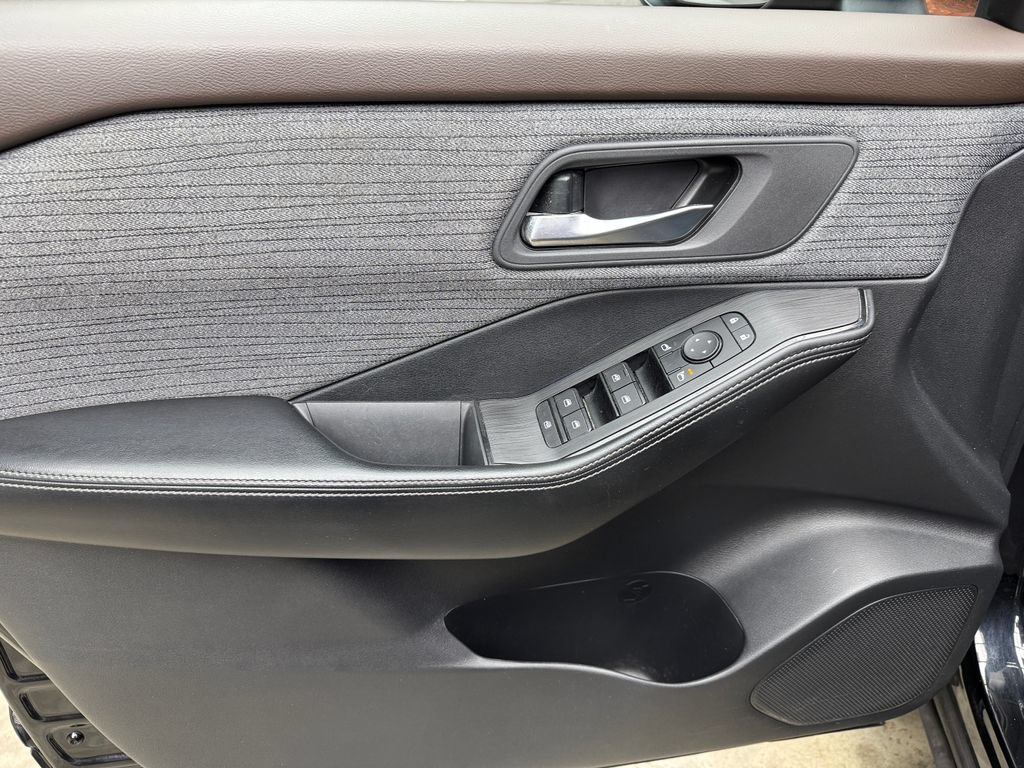 Used 2023 Nissan Rogue SV AWD/4WD image 10