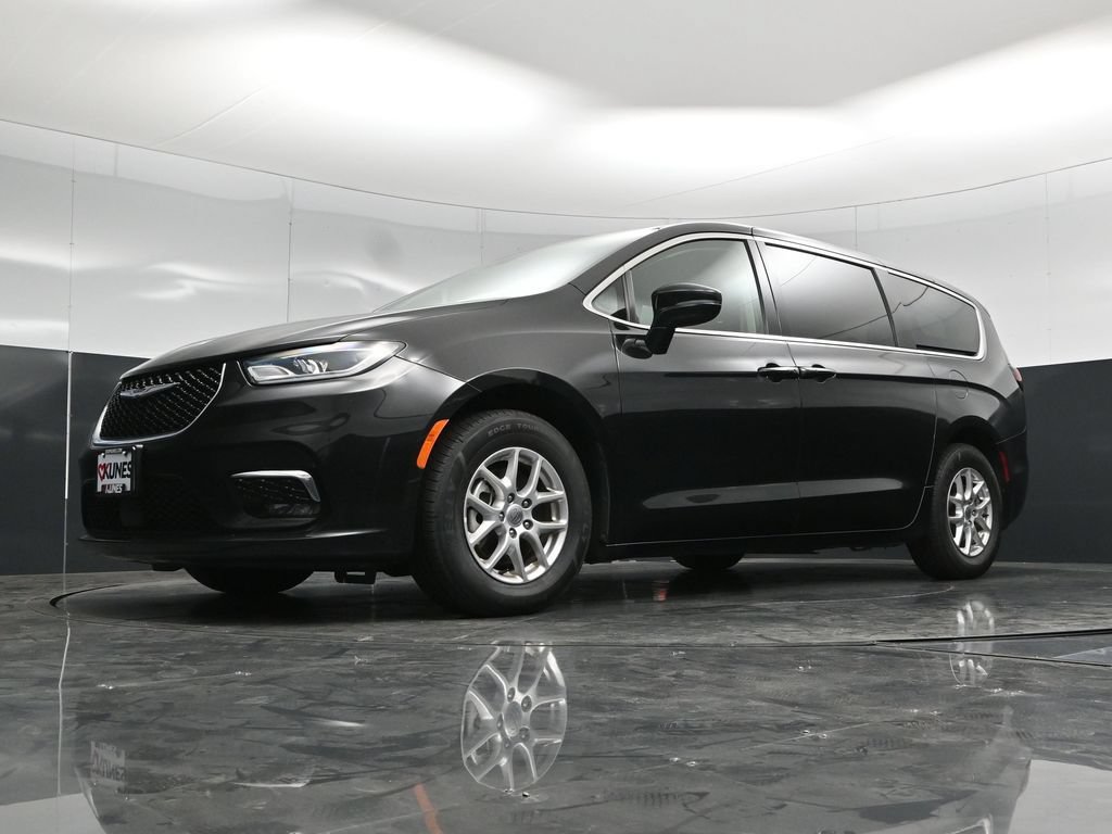 Used 2024 Chrysler Pacifica Touring-L FWD image 52