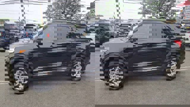 Certified 2022 Ford Explorer XLT w/ Equipment Group 202A image 4