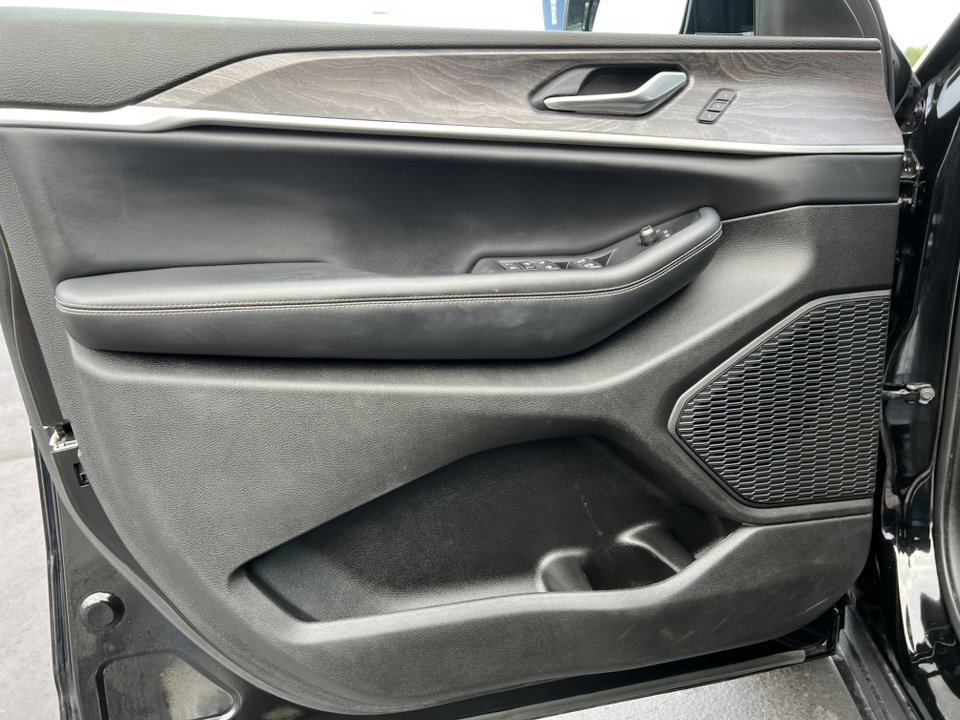 Used 2023 Jeep Grand Cherokee L Limited w/ Trailer Tow Group (B) image 20