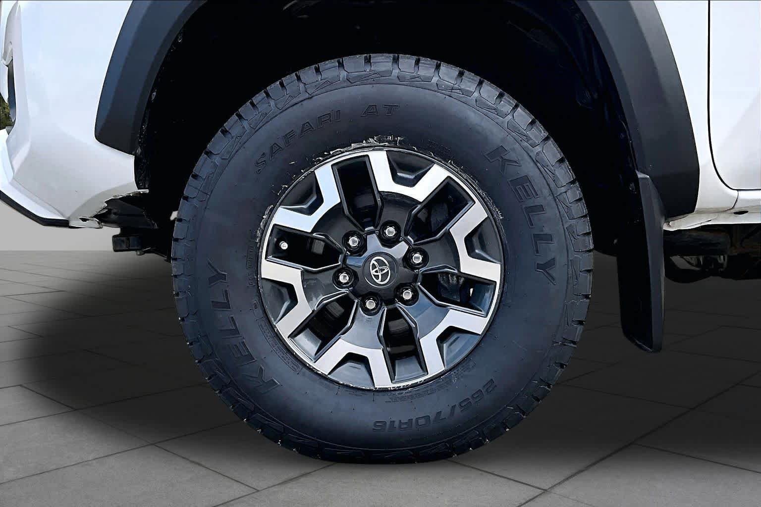 Used 2023 Toyota Tacoma TRD Off-Road w/ TRD Premium Off Road Package AWD/4WD image 11