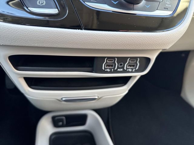 Used 2024 Chrysler Pacifica Touring-L image 25