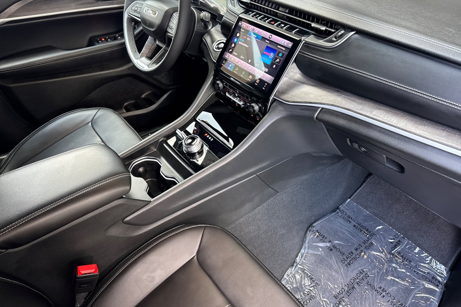 Used 2025 Jeep Grand Cherokee L Limited w/ Black Appearance Package AWD/4WD image 18