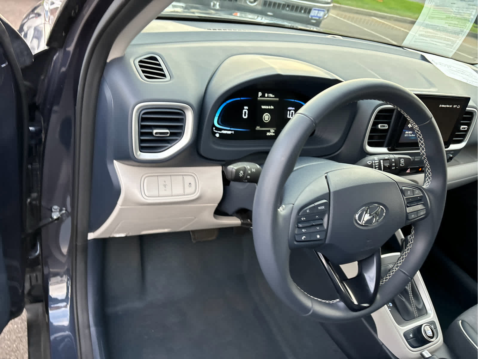 Used 2023 Hyundai Venue Limited image 13